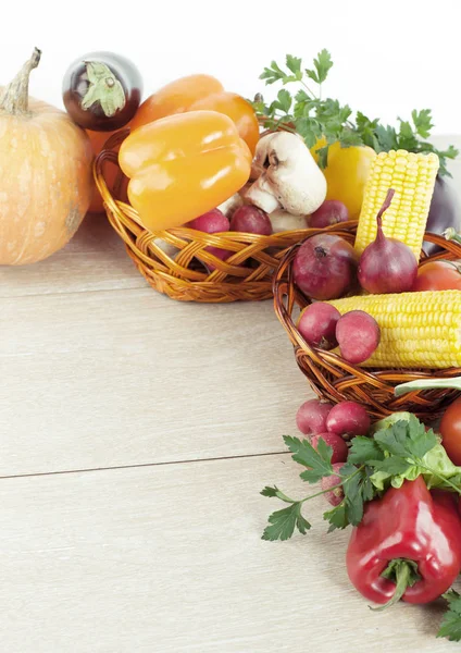 Pompoen en verse groenten op een houten table.the concept van hij — Stockfoto