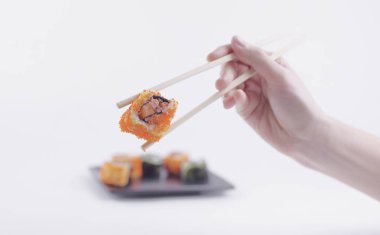 Suşi beyaz sopa ile alır. Japon mutfağı.