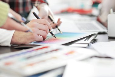 Kapat. Bir grup tasarımcı renk paletini tartışıyor