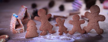 Noel masasında mumlar ve zencefilli çörekler