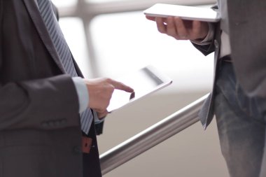 up.Two işadamları tablet bilgisayarlar ile kapatmak