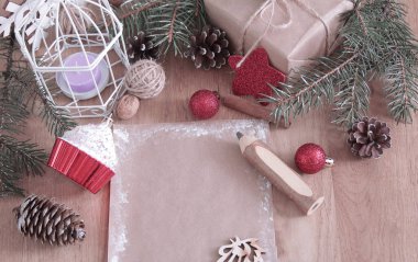 Noel arkaplanında tebrik kartı ve kalem.