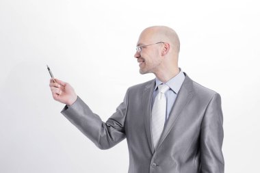 Yakışıklı iş adamı fotokopi alanını işaret ediyor..