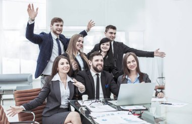 iş takım kendi elleriyle yukarı ve karar yakınındaki masaüstüne için oylama