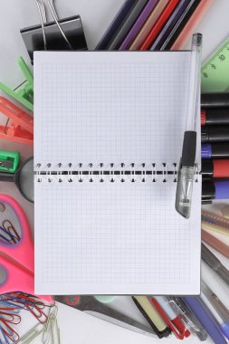 ofis malzemeleri beyaz arka plan üzerinde açılan not defteri