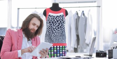 onun stüdyosunda oturan bir dijital tablet Tasarımcısı kullanır