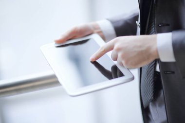 dijital bir tablete yazarak up.businessman kapatın