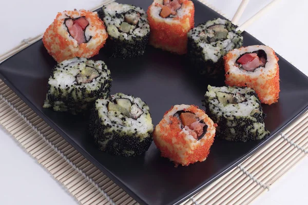 Набор суши - различные виды суши Маки и палочки для еды на b — стоковое фото