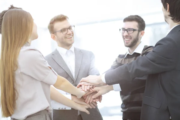 Empresário e sua equipe de negócios com as mãos apertadas para mostrar sua unidade — Fotografia de Stock