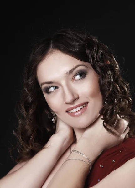 Retrato de mulher bonita em vestido vermelho posando para a câmera — Fotografia de Stock