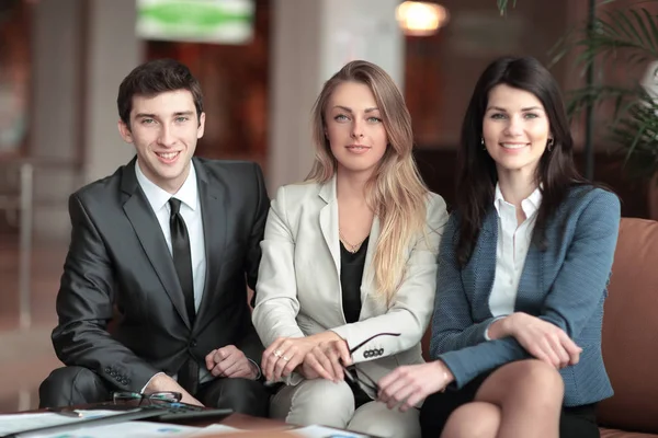 Retrato de un grupo de jóvenes empresarios exitosos .sit —  Fotos de Stock