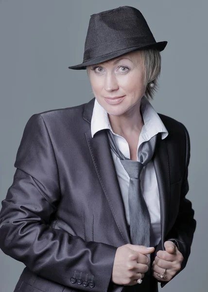 黒い帽子でスキャンダラスな女性の肖像画 — ストック写真