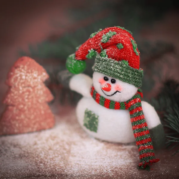 Copo de Natal e um boneco de neve de brinquedo no fundo de madeira — Fotografia de Stock