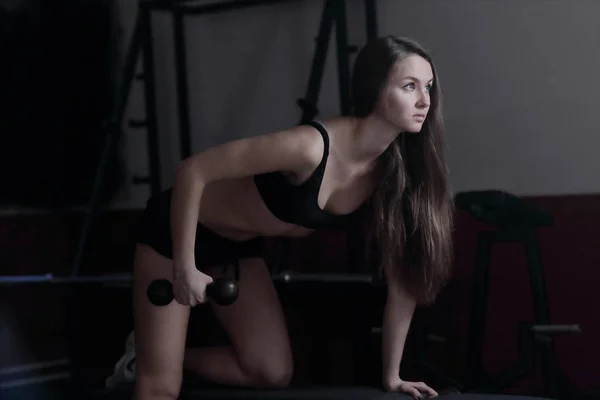 Close up. A confident woman performs an exercise with dumbbells — стоковое фото