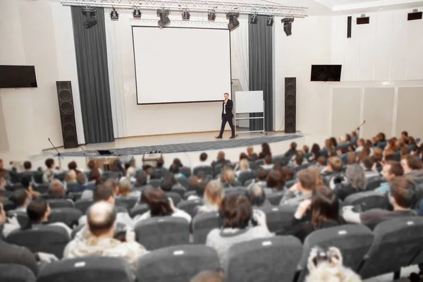 Ponente lleva a cabo la conferencia de negocios para periodistas y empresarios novatos — Foto de Stock