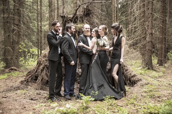 Porträtt av paret och vittnena i bakgrunden av en koja i skogen — Stockfoto