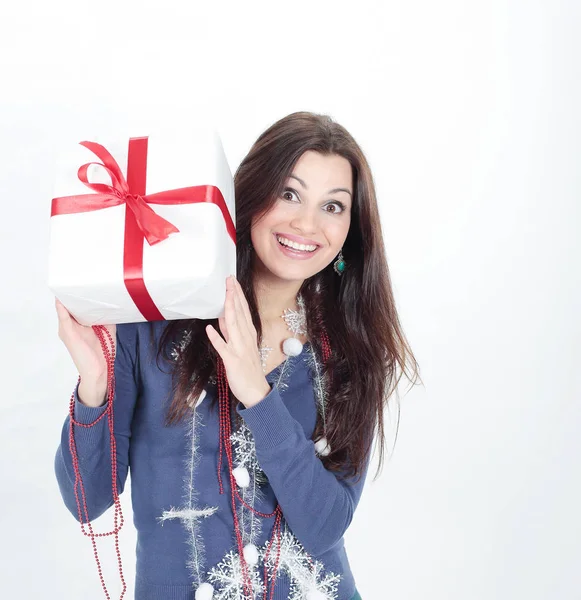 Heureuse jeune femme avec un grand cadeau .isolated sur un blanc — Photo