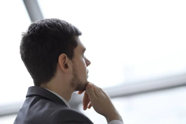 Cerrar. Empresario mirando a través de la ventana de su oficina — Foto de Stock