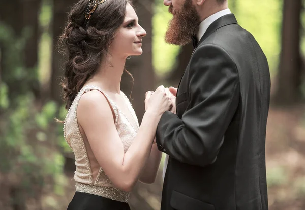 Portret van een liefdevol paar op de achtergrond van de natuur — Stockfoto