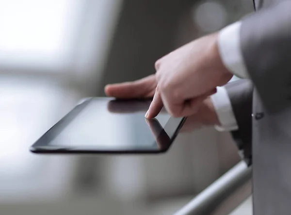 Sluit up.businessman vinger op digitale Tablet PC-scherm te drukken — Stockfoto