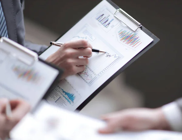 Stäng up.business team analysera finansiella scheman — Stockfoto