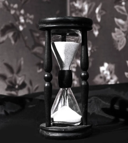 Closeup.Hourglass s bílým pískem na dřevěný stůl — Stock fotografie