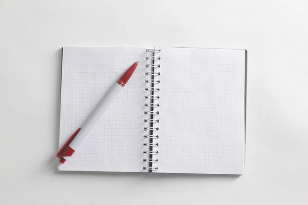 Openen van de notebook en pen op witte background.photo met kopie ruimte — Stockfoto