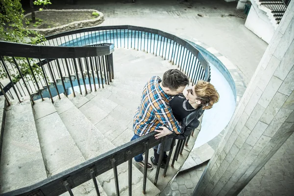 Feliz casal amoroso abraçando escadaria escritório moderno — Fotografia de Stock