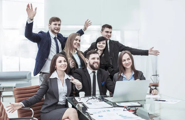 Business-team med sina händer upp och rösta för beslutsfattandet nära skrivbordet — Stockfoto