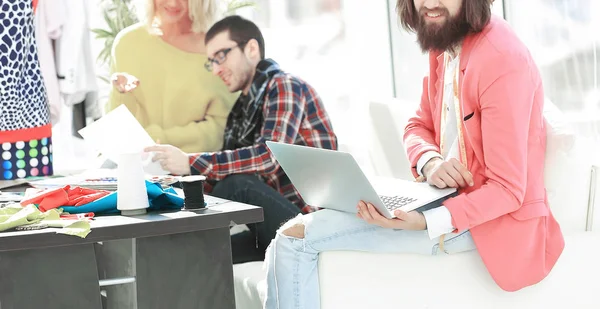 Diseñador elegante y colegas en el taller creativo — Foto de Stock