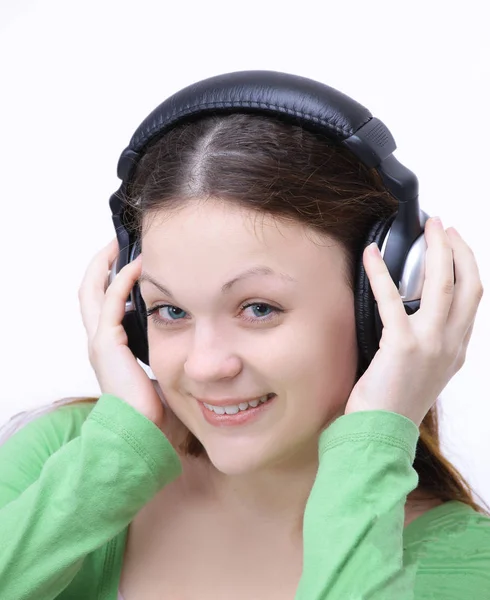 Jong meisje luisteren naar muziek op wit wordt geïsoleerd — Stockfoto