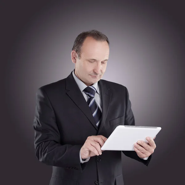 Uomo d'affari moderno con un tablet.isolated digitale su sfondo nero Fotografia Stock
