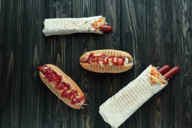 baharatlı sos ve Shawarma hızlı food.hot köpekle koyu arka plan üzerinde