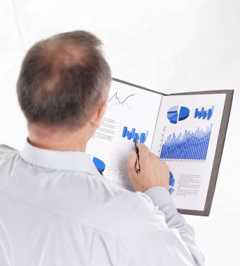 arka view.businessman bir mali belge okuma