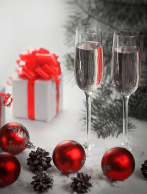 Noel 'de iki kadeh şampanya ve Noel hediyesi.