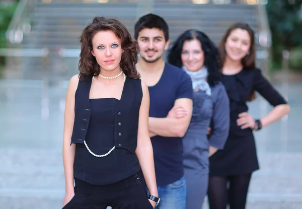 Retrato da equipe de negócios bem sucedida no fundo do escritório . — Fotografia de Stock