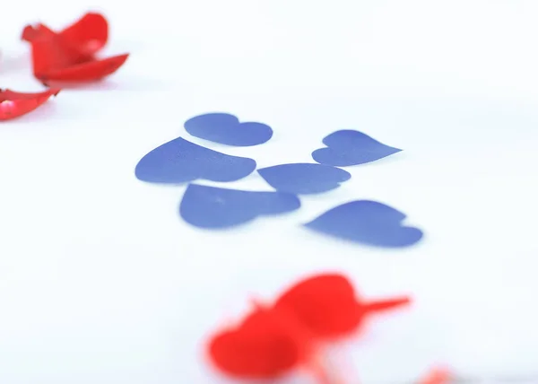 Corazones azules y pétalos rosados sobre fondo blanco.foto con copia — Foto de Stock