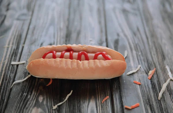 Hot dog s omáčkou na dřevěné background.photo s kopií prostor — Stock fotografie