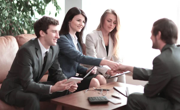 Handdruk van zakelijke partners over een bureau in een modern kantoor. — Stockfoto