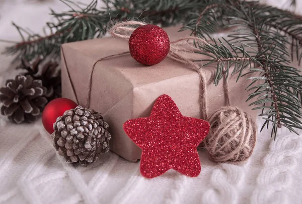 Caixa de presente e árvore de Natal ramo e decorações em branco — Fotografia de Stock