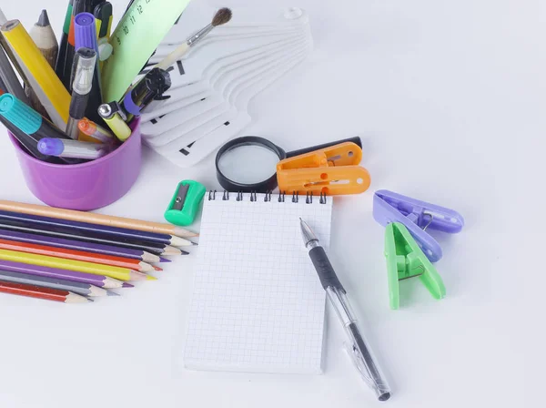 Notizbuch und Bürobedarf. Isoliert auf weißem Hintergrund — Stockfoto