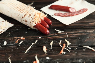 Shawarma sosisli kopya alanı ile ahşap bir table.photo üzerinde