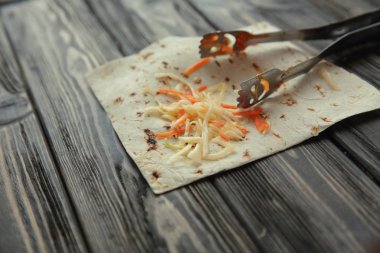 lahana Pide üzerinde kopya alanı ile ahşap background.photo dilimlenmiş