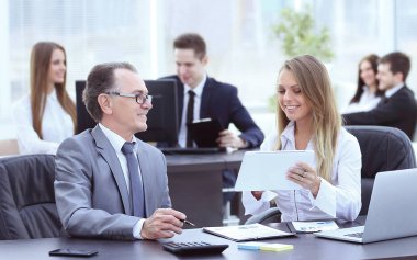 Finansal verilerle çalışmak için dijital tablet kullanarak çalışanlar