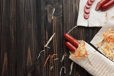 lahana turşusu ve Pide bread.photo kopya alanı ile sosis