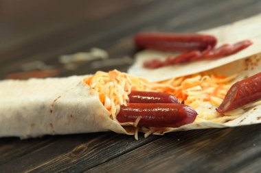 Acılı sosis ile up.Lavash ve vegetables.photo ile kopya alanı kapatın.