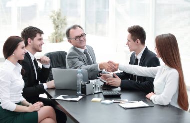 Yöneticisi ve sözleşme tartıştıktan sonra el sıkışan istemci