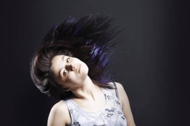 camera.isolated siyah önünde poz güzel genç kadın