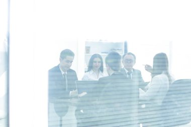 Girişimci iş adamları modern ofiste her gün çalışıyorlar..