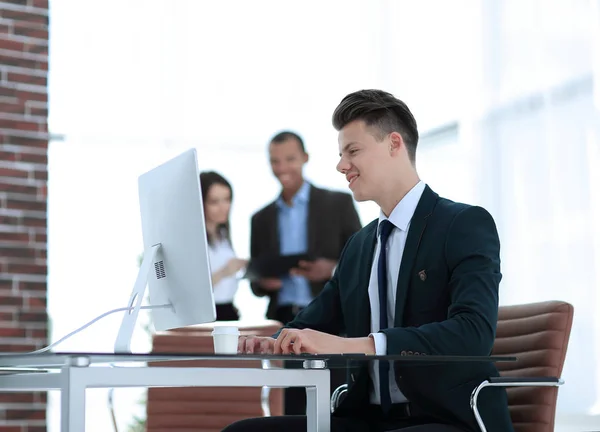 Employee sitting behind a Desk in the office . — Stock Photo, Image